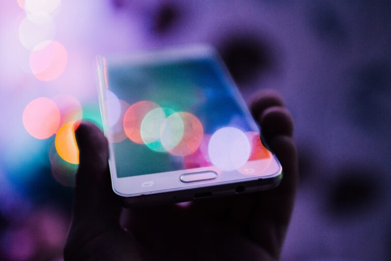 W jakim wieku dać dziecku smartfona?