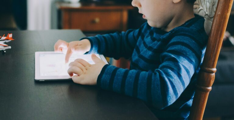 SYNDROM ODDZIELENIA A ŻYCIE CYFROWE –jak nadmierna ekspozycja na ekrany odcina nas od racjonalnej części naszego mózgu?