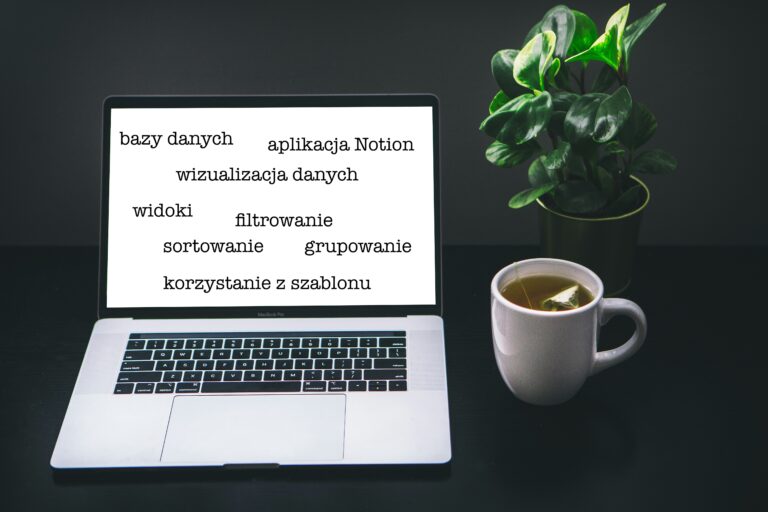 laptop ze słowami kluczowymi artykułu
