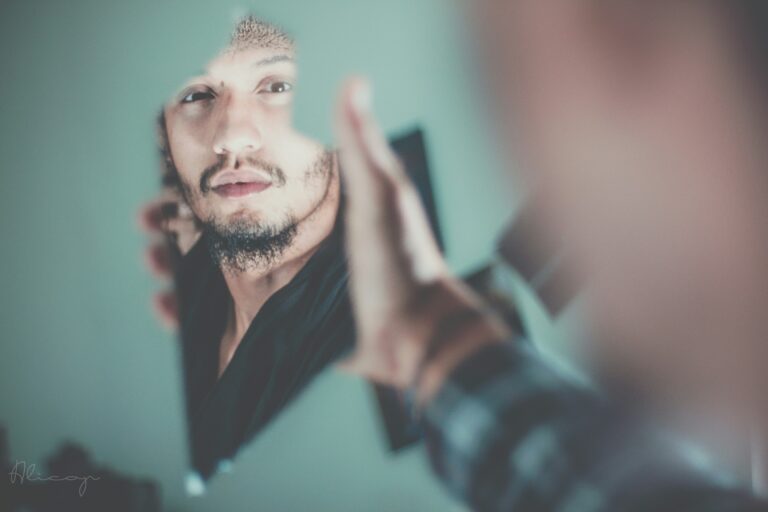 Narcyz: kto stoi przed lustrem