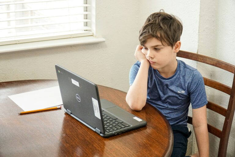 Jak edukować dzieci i młodzież o cyfrowej przemocy? Profilaktyka w erze internetu.
