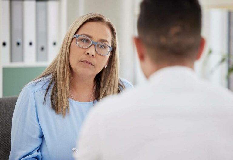 Kiedy warto skonsultować się z psychiatrą? Praktyczny przewodnik dla mieszkańców Warszawy